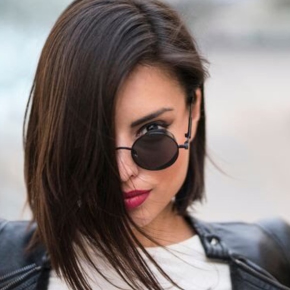 Meet your Posher, Nicole - Picture 1 of 2